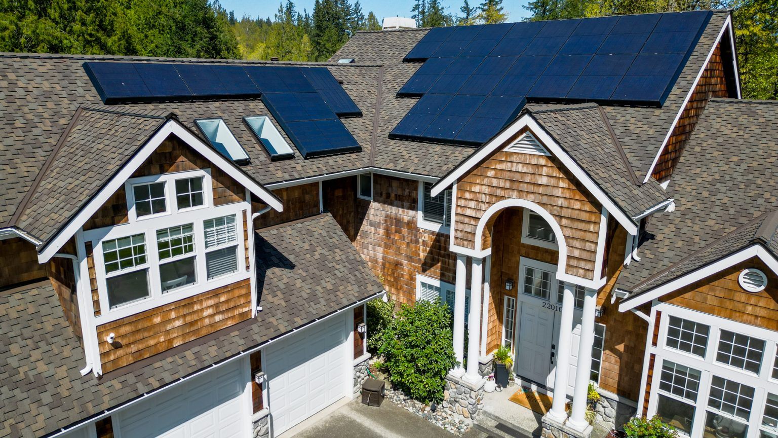 Close up View of Home with Composite Asphalt Shingles Roof in Maple Valley, Washington